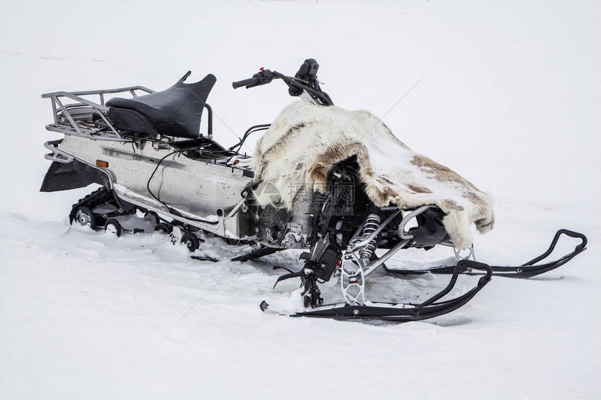 北方交通雪地苔原上的雪地摩托图片