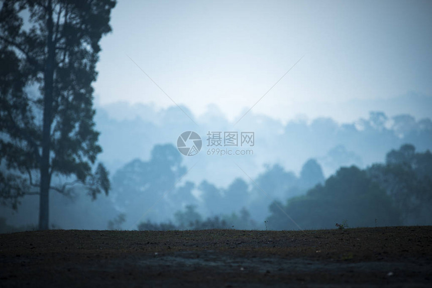 暮色中的山峦落日图片