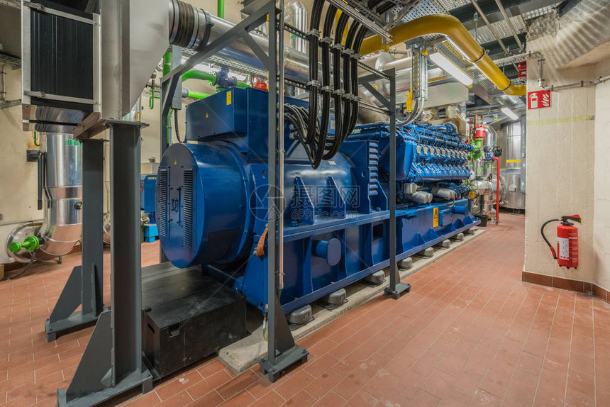 一台巨大的天然气发动机在热电联产厂工作图片
