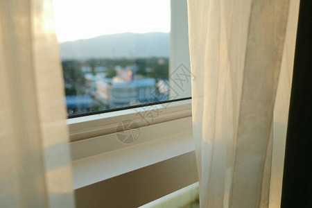 清晨透过窗户的阳光背景图片