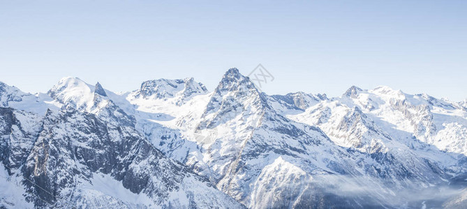 山冰川全景雪顶全景与蓝天图片