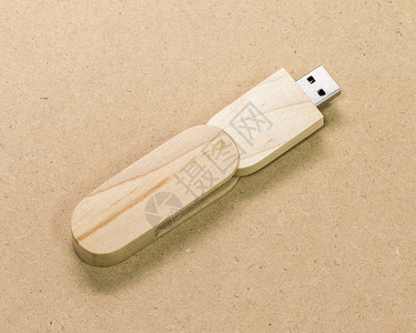 棕色纸板纹理背景的闪光驱动器USB棒由木质图片