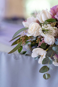 古典婚礼的嫁妆花粉彩礼的花朵和分图片