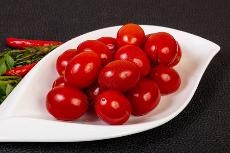 碗里的腌樱桃番茄配上罗勒图片