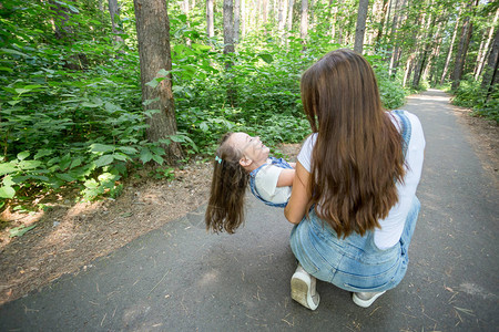 家庭自然和人的概念母亲和女儿在森林散步时图片