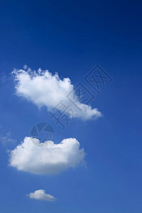 清蓝天空多云的天气图片