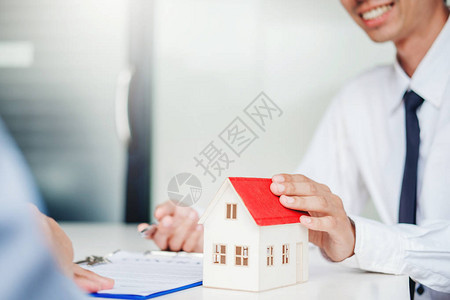 向客户提供住房并签署协议合同的销售代理商图片