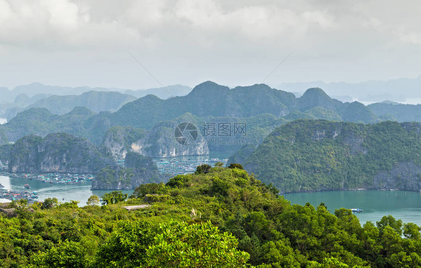 鸟瞰越南海下龙湾岛屿山脉图片