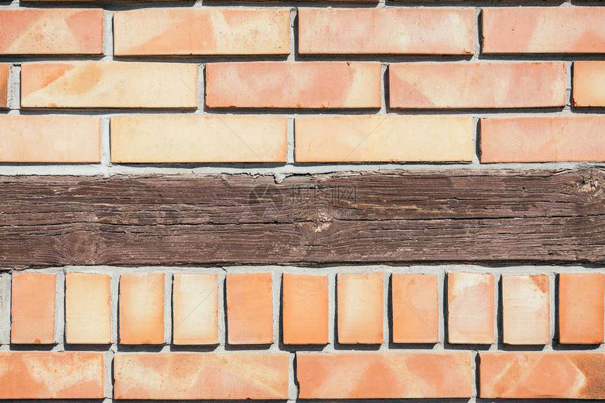 浅橙色砖背景与质朴的棕色木板复制空间图片