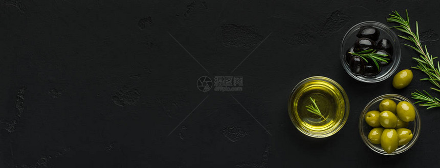 橄榄油新鲜橄榄和迷迭香图片