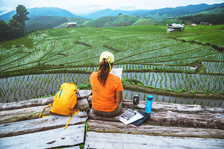 亚洲女旅行自然图片