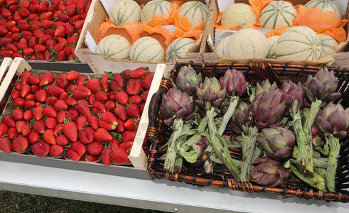 盛满水果和蔬菜如草莓甜瓜和椰菜的盒子中图片