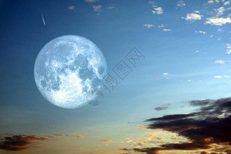 满月的干草月光和圆周白云夜空图片