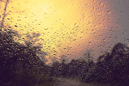 纹理滴傍晚的雨滴落在挡风玻璃上图片