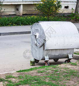 垃圾桶可以垃圾桶站在街图片