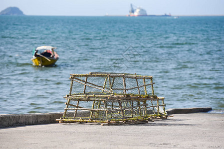 龙虾和螃蟹锅堆叠成堆渔网捕捉和海湾洋图片