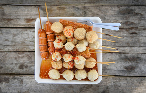 烧烤香肠热狗肉球和鱼球的泰国风格食品图片