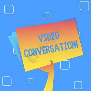 手写文字本视频对话概念照片以视觉方式与另一场通过计算机手持和提升空间彩色文件夹及内页演示的展示进行互动交背景图片
