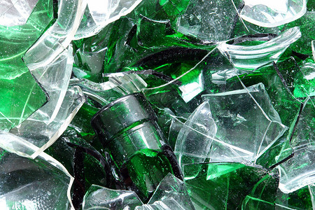 透明绿色玻璃破碎成片的背景图片