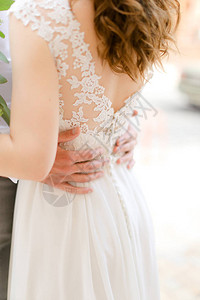 男人用手拥抱着穿裙子的女人婚礼照片和温柔图片