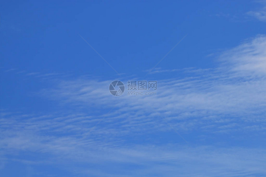 与云彩的蓝天背景图片