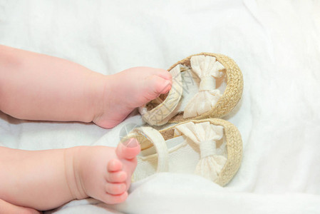 一个新生儿的鞋子婴儿靴子在图片
