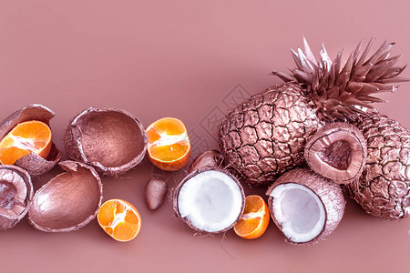 涂在彩色背景的金果菠萝椰子和橘子上图片