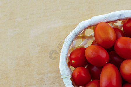 成熟的樱桃西红柿图片