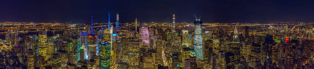 一幅纽约的全景图从帝国大厦上看到的晚上图片