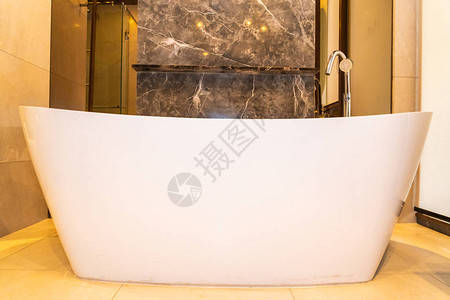 室内浴室内美丽的奢华豪白色浴缸装饰以图片