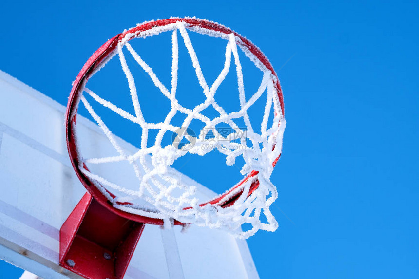 护盾底观的篮球洞蓝色天空屏蔽图片