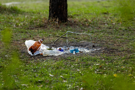 在营地场附近的公园里堆一垃圾环境污染图片