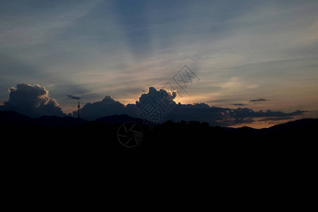 日落的天空背景与云和太阳图片