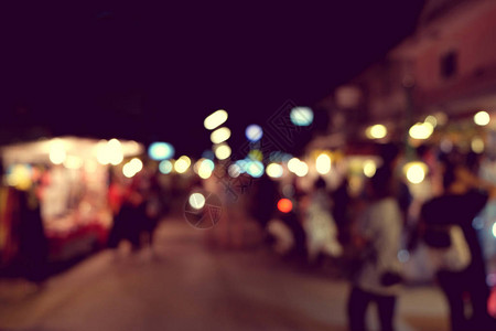 夜庆晚会派对在街上人们模糊的背景背景图片