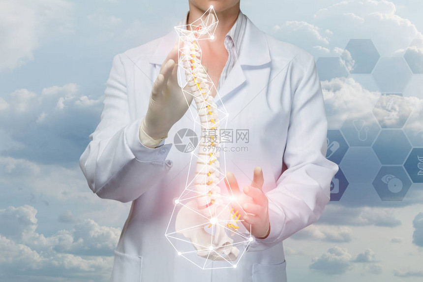 一名医生正在使用带有骨盆的人造脊柱进行手术图片