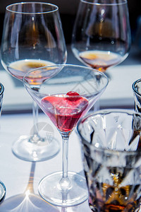 餐厅里的白酒杯上有酒和樱桃酒图片