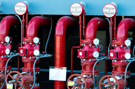灭系统中的主要供水管道带红色管道的消防喷水灭系统灭灭器图片