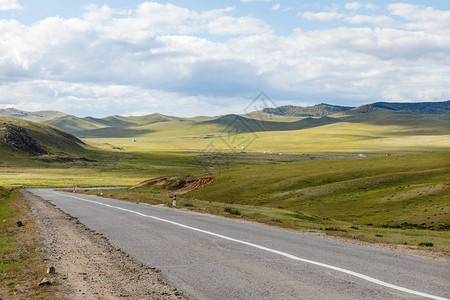 蒙古的DarkhanUlaanbaatar路蒙古地貌Tuve图片