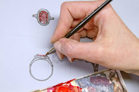 画珠宝设计艺术家设计师在纸上画肖像首图片