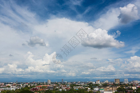 城镇上空蓝天上的白云空中图片