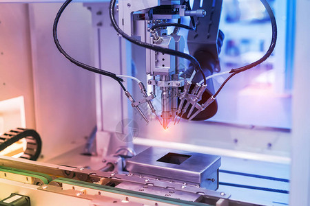 工厂印刷和组装电路板PCB的机器人自动焊接机械系统高清图片