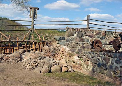 考古挖掘和研究一个旧水厂的石块废墟图片