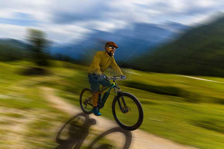 骑电动自行车的单人山地自行车骑手图片