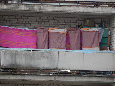 洗过的衣服在房子的阳台上晾干图片
