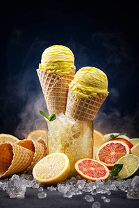水果柠檬冰淇淋在华夫饼甜图片