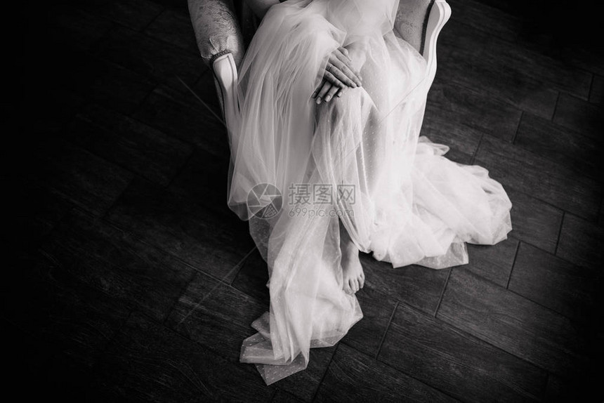 身着白裙子的年轻g新娘坐在扶椅上被割下镜头黑白图图片