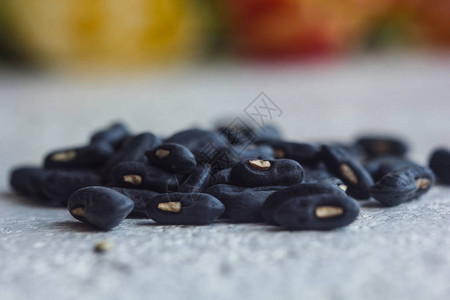 一大堆干燥的黑哈里科特种子紧贴在白桌背景上豆类播种季节关闭顶层视背景图片