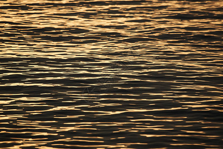 早晨海浪和金色阳光的背景图片