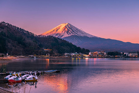 在日本亚马纳西省川口湖Kawaguchi的富士山顶上闪耀着美背景图片