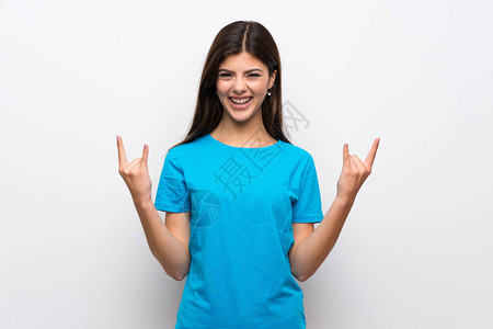穿蓝色衬衫做摇滚手势的少女背景图片